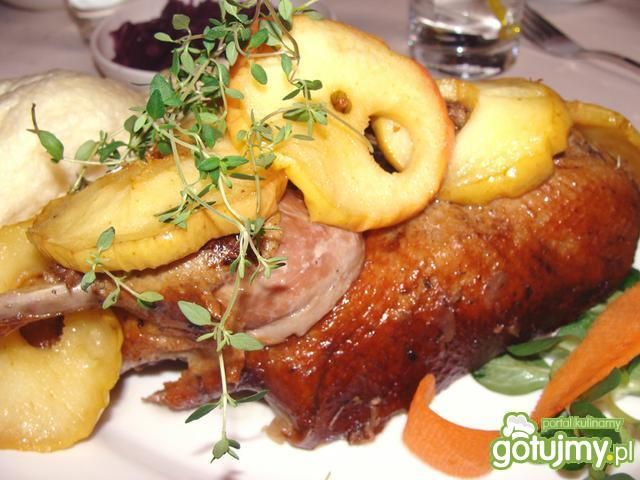 Kaczka pieczona z jabłkami