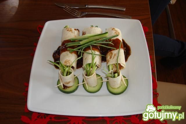 Kaczka po pekińsku z zielonym ogórkiem