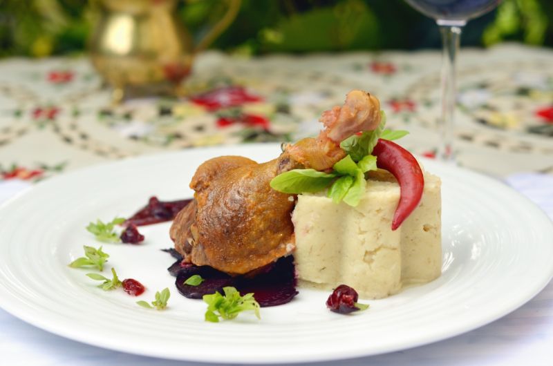 Kaczka podawana z purre i zurawiną 