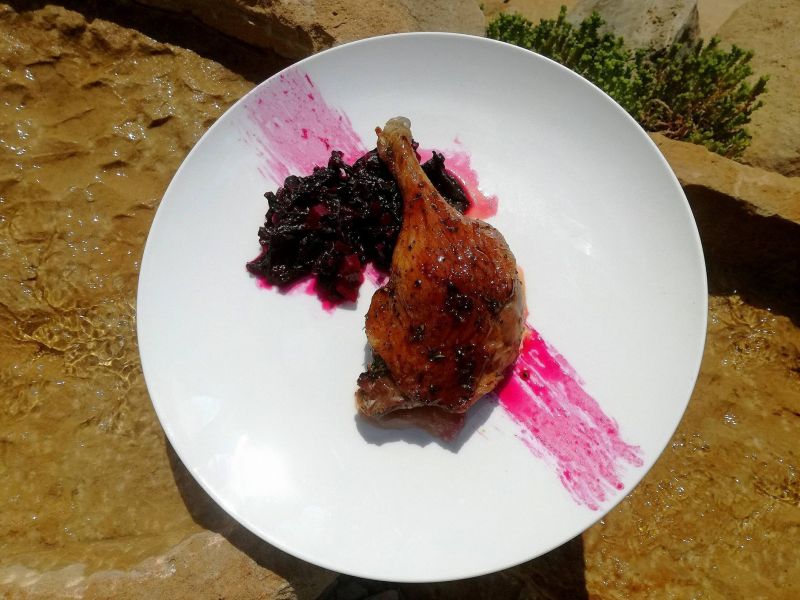 Kaczka w miodzie z duszoną botwinką z rabarbarem