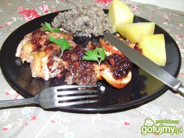 Kaczka w sosie porzeczkowym z jabłkami