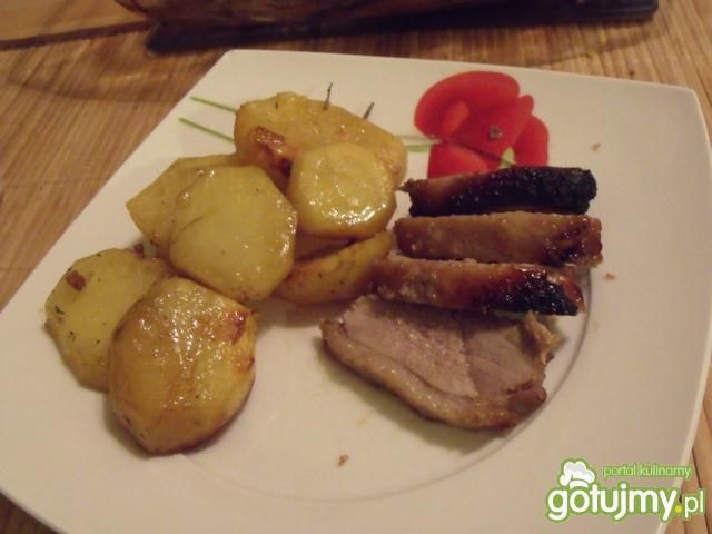 Kaczka z aromatycznymi ziemniakami Kaczka z aromatycznymi ziemniakami