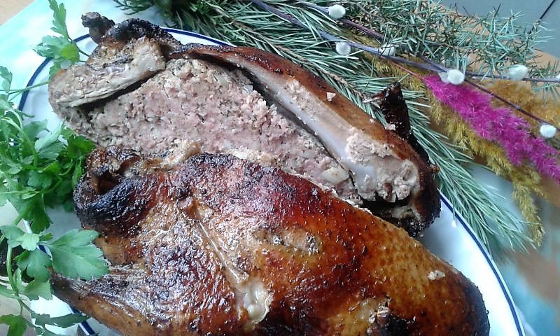 Kaczka z farszem z białej surowej kiełbasy 