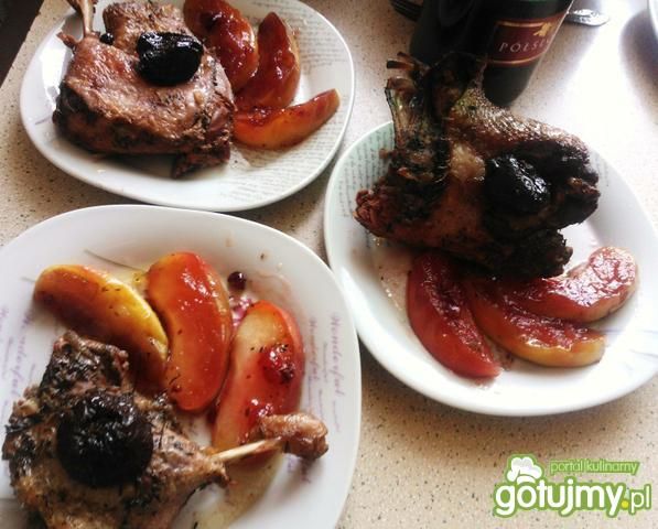 Kaczka z jabłkami, na winie i żubrówce