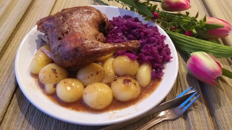 Kaczka z kapustą czerwoną i kluskami