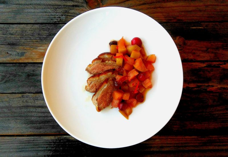 Kaczka z lekko pikantnym kompotem jabłkowym Kaczka z lekko pikantnym kompotem jabłkowym