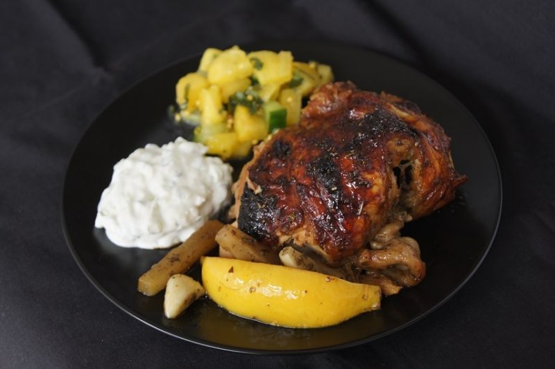 Kaczka z salsą z mango i sosem jogurtowym Kaczka z salsą z mango i sosem jogurtowym