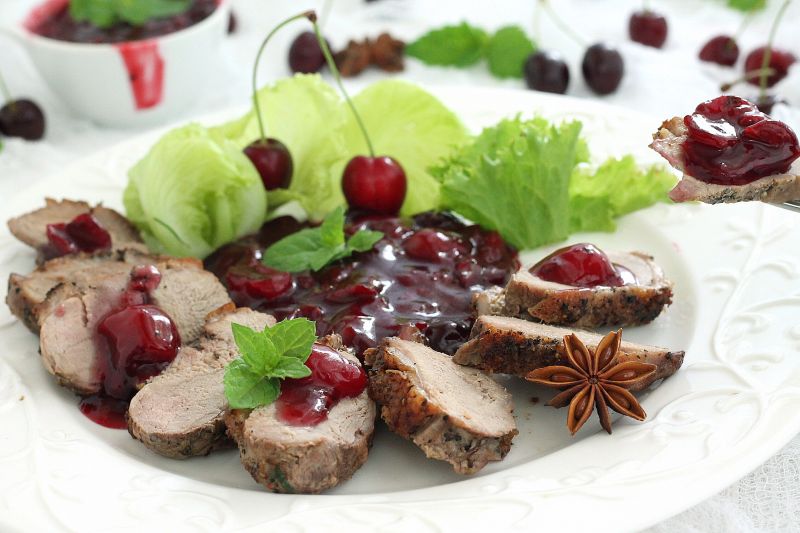 Kaczka z sosem czereśniowo miętowym