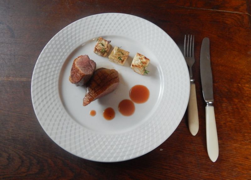 Kaczka z sosem różanym i pieczonym selerem Kaczka z sosem różanym i pieczonym selerem