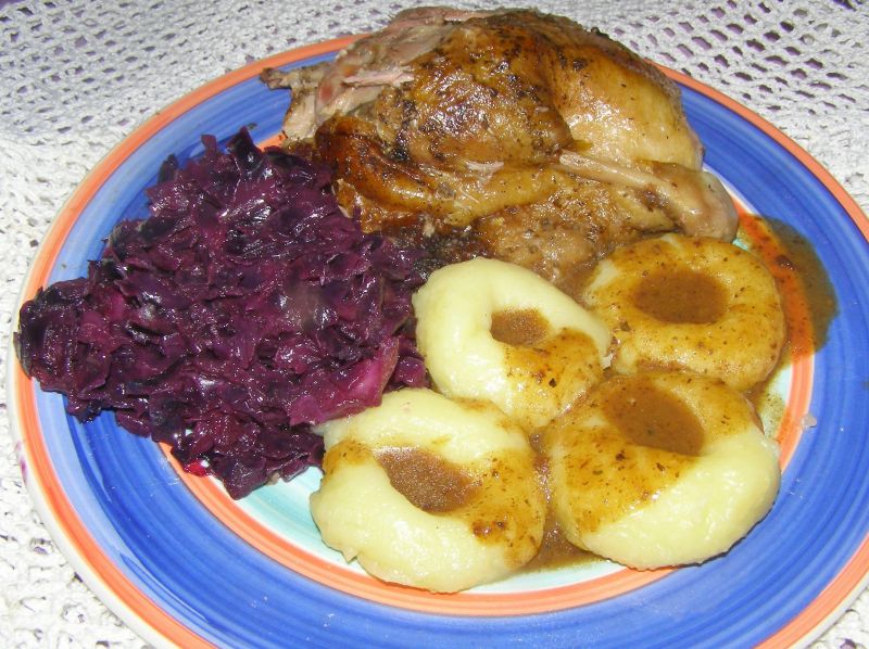 Kaczka z szybkowara z kluskami i kapustą czerwoną
