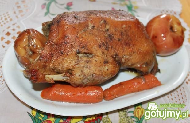 Kaczka zapiekana z  jabłkami i marchewką