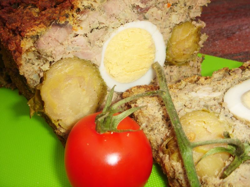 Kaczy klops z jajkiem i brukselką