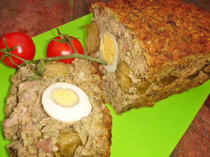 Kaczy klops z jajkiem i brukselką