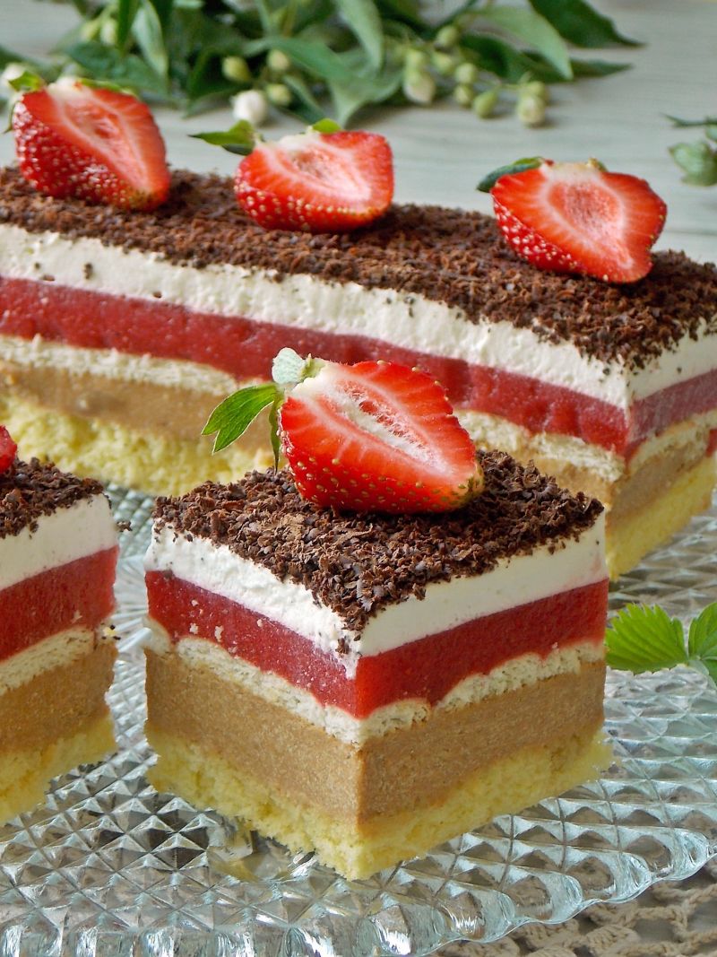 Kajmakowa kostka z truskawkami