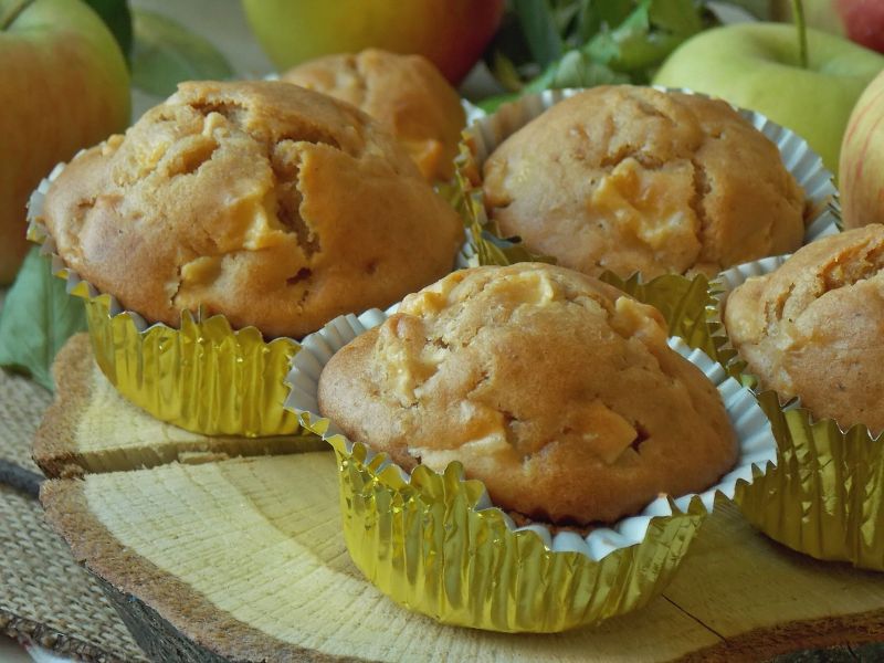 Kajmakowe muffinki z jabłkami i masłem orzechowym