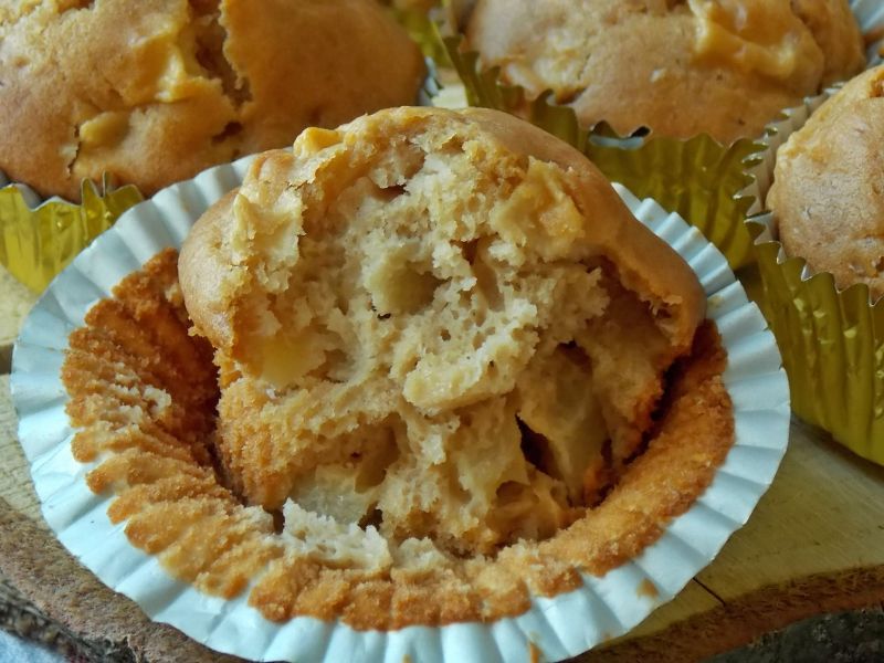 Kajmakowe muffinki z jabłkami i masłem orzechowym