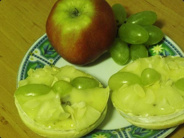 Kajzerka z camembertem orzechowym . Kajzerka z camembertem orzechowym .