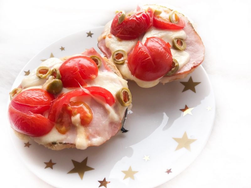 Kajzerka z iberyjskim, kozim, szynką i pomidorkiem Kajzerka z iberyjskim, kozim, szynką i pomidorkiem