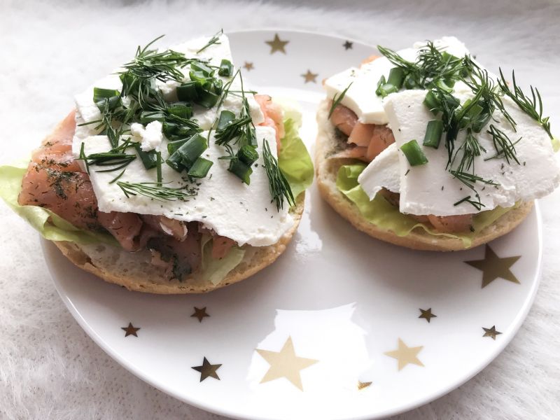 Kajzerka z łososiem, fetą, sałatą i szczypiorkiem