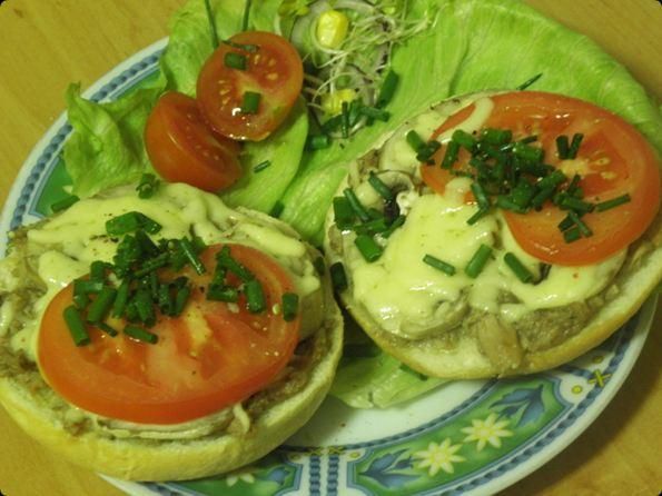 Kajzerka zapiekana z tuńczykiem.