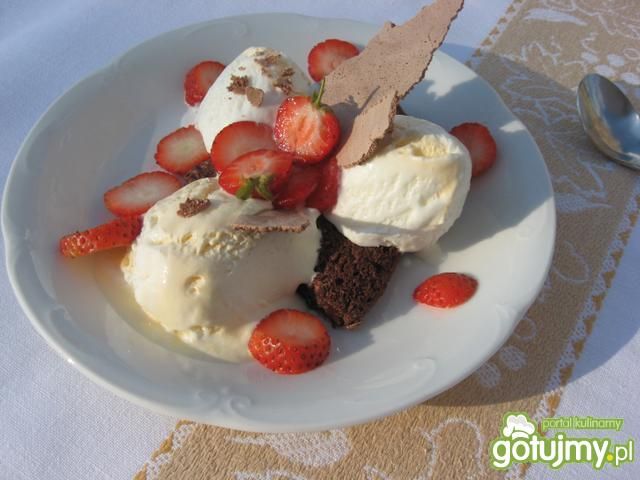 Kakaowa beza z lodami i truskawkami