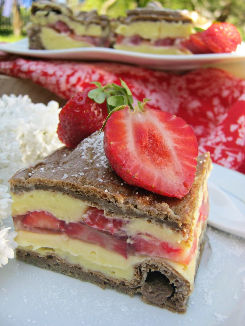 Kakaowa karpatka z truskawkami Kakaowa karpatka z truskawkami