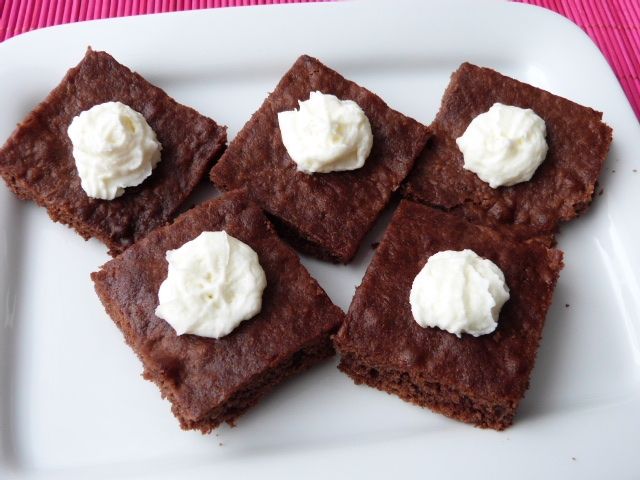 Kakaowa kostka z bitą śmietaną Kakaowa kostka z bitą śmietaną