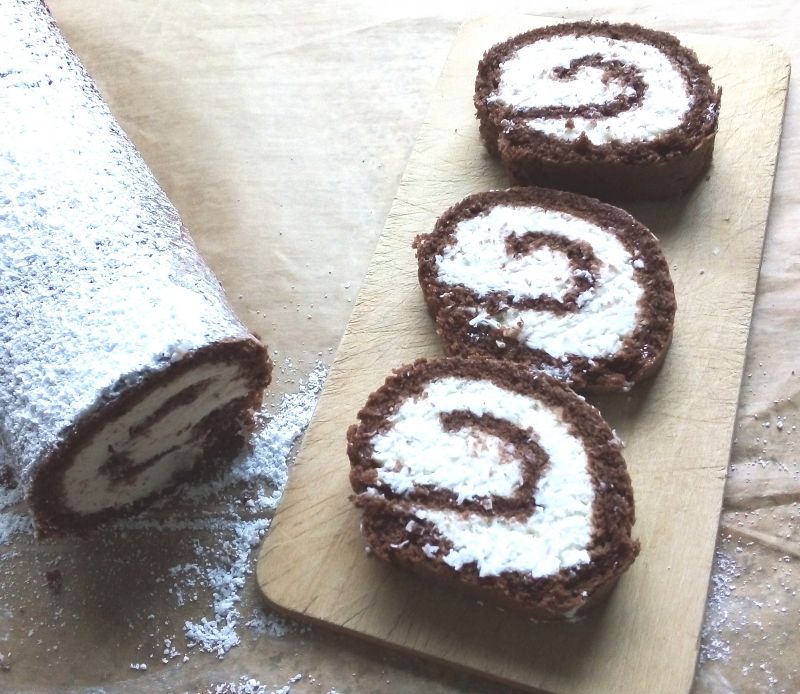 Kakaowa rolada biszkoptowa z kremem kokosowym