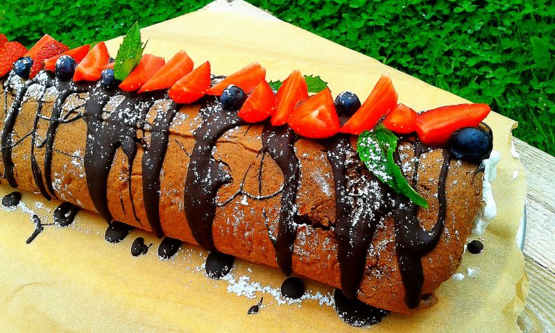 Kakaowa rolada z bitą śmietaną i truskawkami