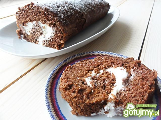 Kakaowa rolada z masą śmietanową