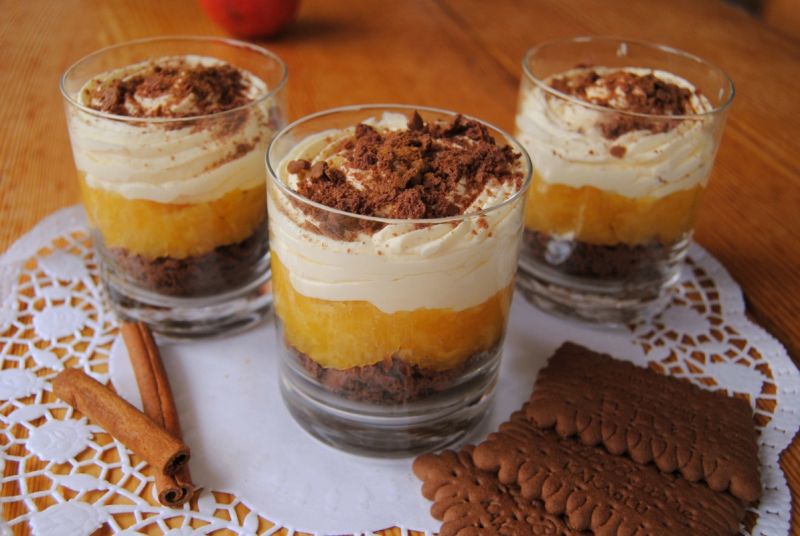 Kakaowa szarlotka bez pieczenia