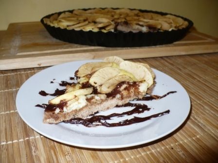 Kakaowa tarta z budyniem czekoladą i jabłkami 