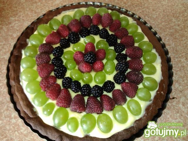 Kakaowa tarta z budyniem i owocami  Kakaowa tarta z budyniem i owocami