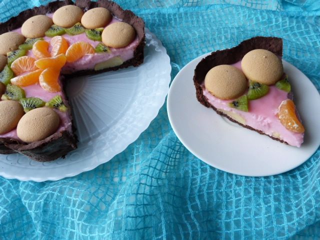 Kakaowa tarta z budyniem i owocami