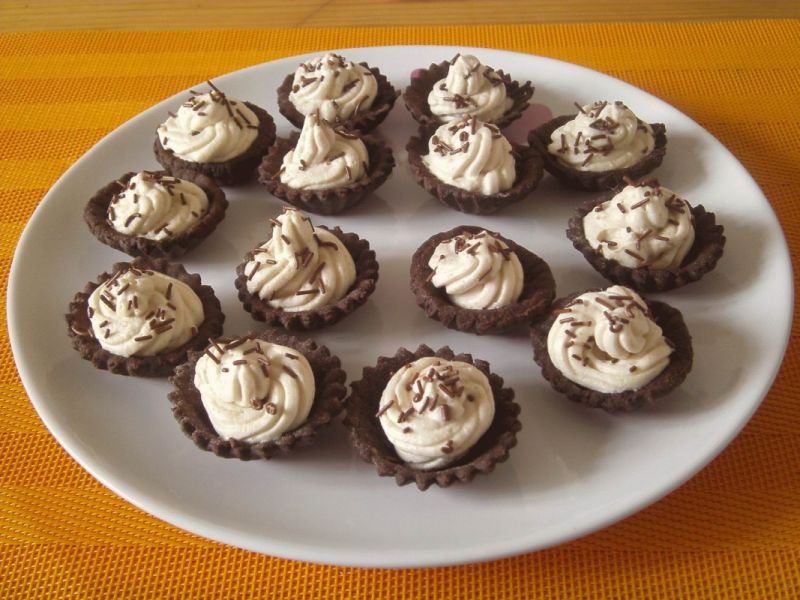 Kakaowe babeczki z kremem kawowym Kakaowe babeczki z kremem kawowym
