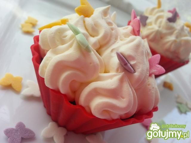 Kakaowe babeczki ze śmietaną i motylkami