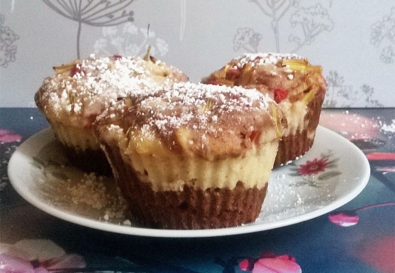 Kakaowe - białe babeczki z rabarbarem