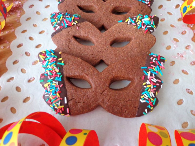 Kakaowe ciasteczka w formie maseczek karnawałowych Kakaowe ciasteczka w formie maseczek karnawałowych