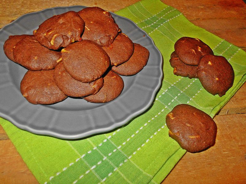 Kakaowe ciastka z białą czekoladą