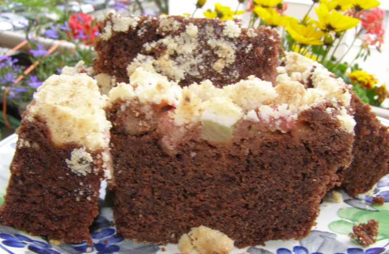 Kakaowe ciasto ucierane z rabarbarem