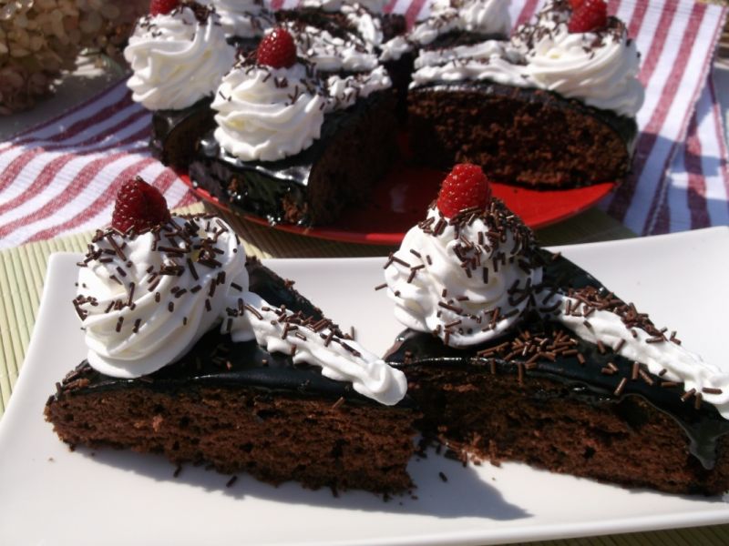 Kakaowe ciasto z bitą śmietaną