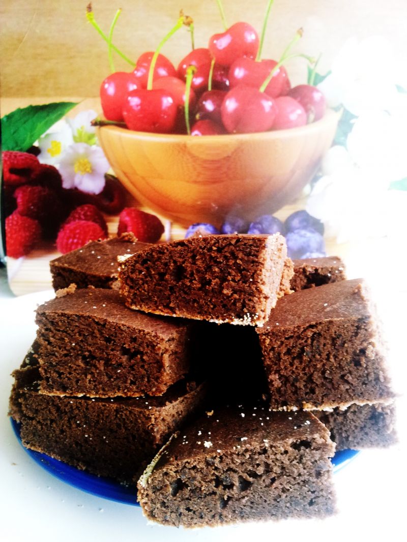 Kakaowe ciasto z fasoli z olejkiem migdałowym.