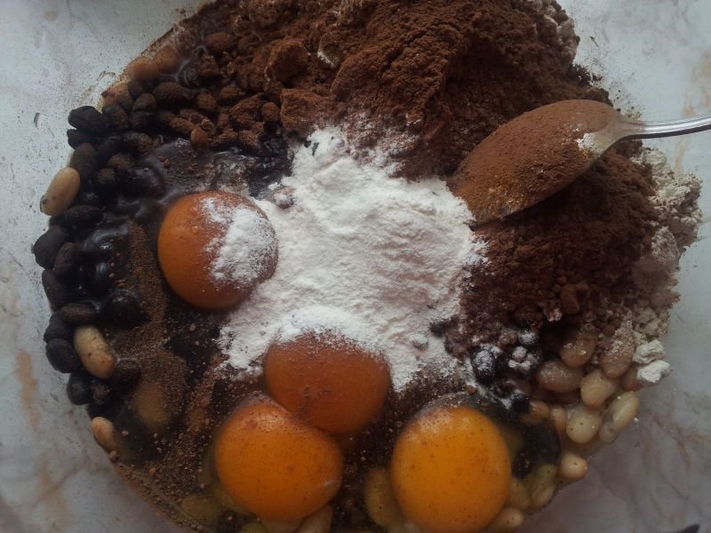 Kakaowe ciasto z fasoli z olejkiem migdałowym.
