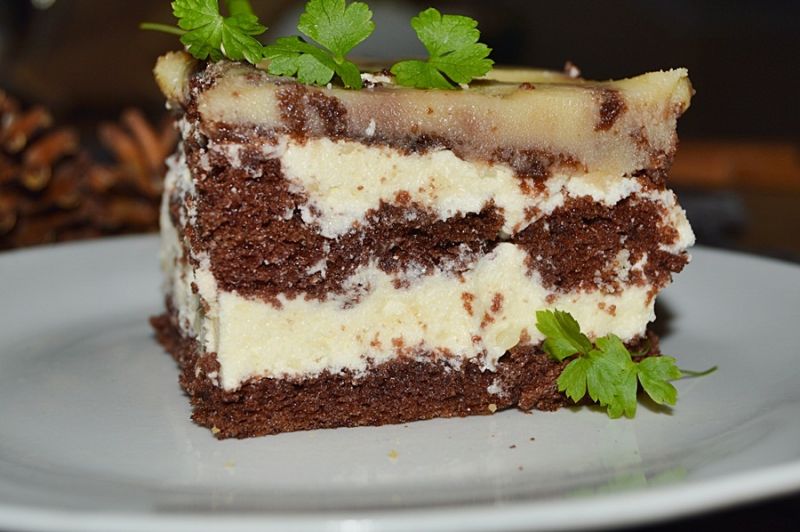 Kakaowe ciasto z masą budyniową i polewą Kakaowe ciasto z masą budyniową i polewą