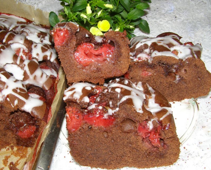Kakaowe ciasto z truskawkami, szybkie i łatwe Kakaowe ciasto z truskawkami, szybkie i łatwe