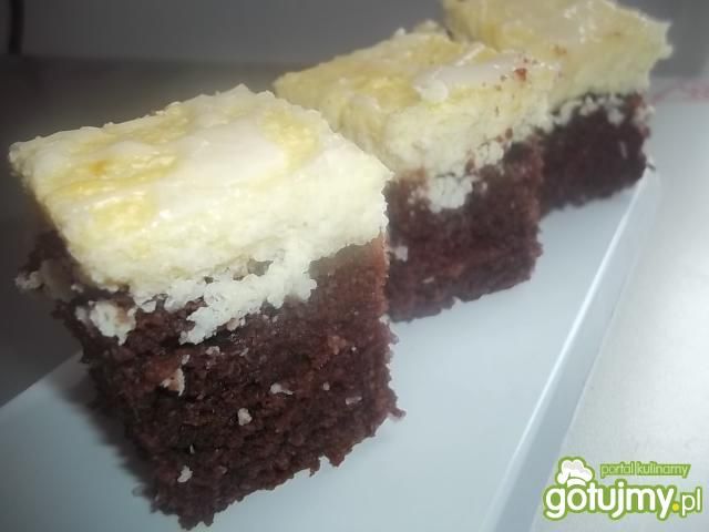 Kakaowe ciasto z twarogiem i kokosem