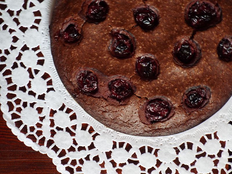 Kakaowe ciasto z wiśniami (bez jajek i mleka) Kakaowe ciasto z wiśniami (bez jajek i mleka)