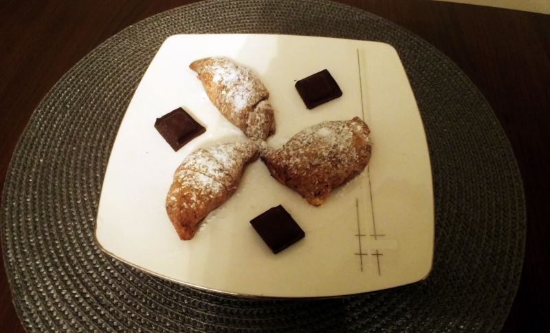 Kakaowe kruche rogaliki z czekoladą i migdałami