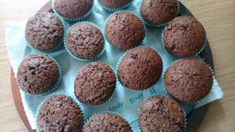 Kakaowe muffinki z kremem i borówkami