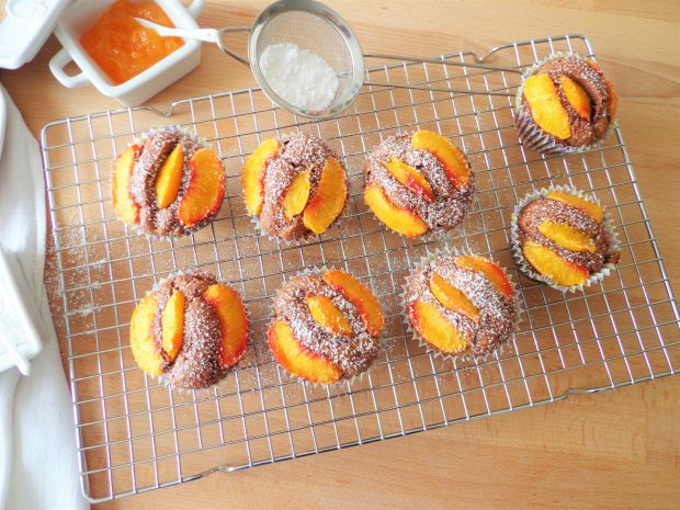 Kakaowe muffiny z brzoskwiniami